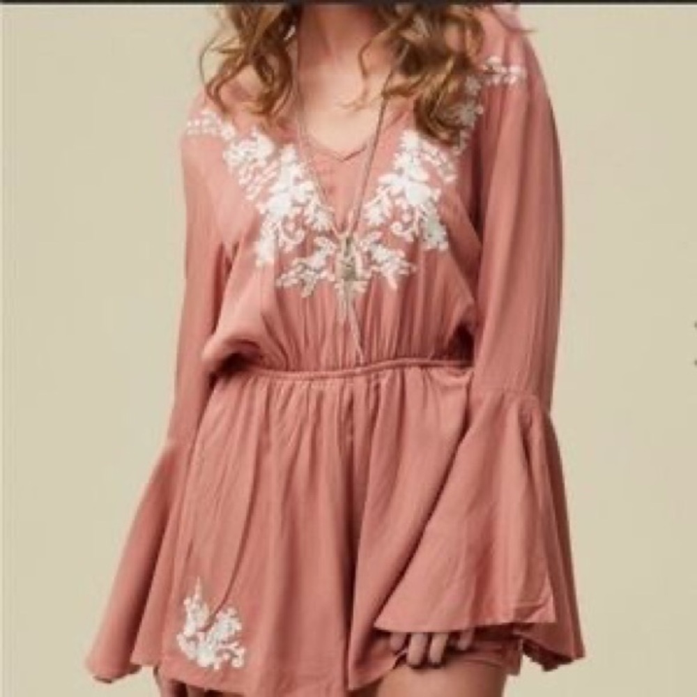 Altar’d State Mauve Pink Ivory Floral Embroidered Bell Sleeve Romper Size Small